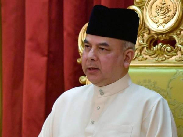 Sultan Perak Sultan Nazrin Shah menyampaikan titah pada istiadat menzahirkan pengumuman pembubaran Dewan Undangan Negeri (DUN) ke-13 Perak di Istana Iskandariah hari ini. - Foto Bernama