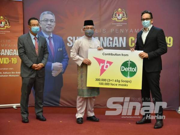 Oguzhan Silivrili (kanan) menyerahkan replika sumbangan kepada Menteri Kesihatan, Datuk Seri Dr Adham Baba (dua dari kiri) di Putrajaya baru-baru ini.