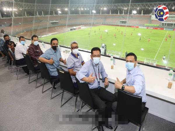 Reezal Merican (empat dari kanan)) hadir menyaksikan perlawanan CIMB Liga Super antara Kedah dan Sabah di Stadium Bola Sepak Kuala Lumpur, Cheras malam tadi. - Foto MFL