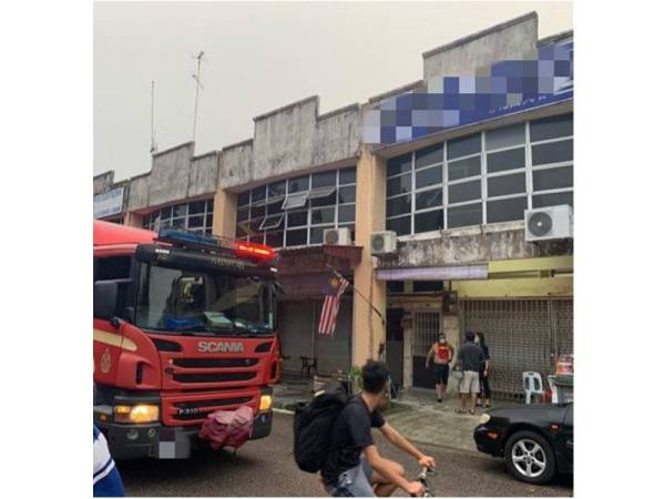 Orang ramai melihat kebakaran yang berlaku dan seorang lelaki maut di tingkat atas sebuah kedai di Taman Melawati, Iskandar Puteri semalam.