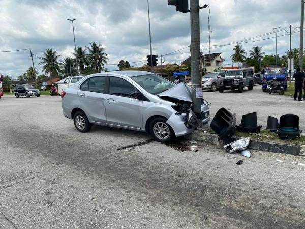 Kereta mangsa remuk di bahagian depan selepas melanggar tiang lampu isyarat di Sungkai semalam. - Foto Ihsan PDRM