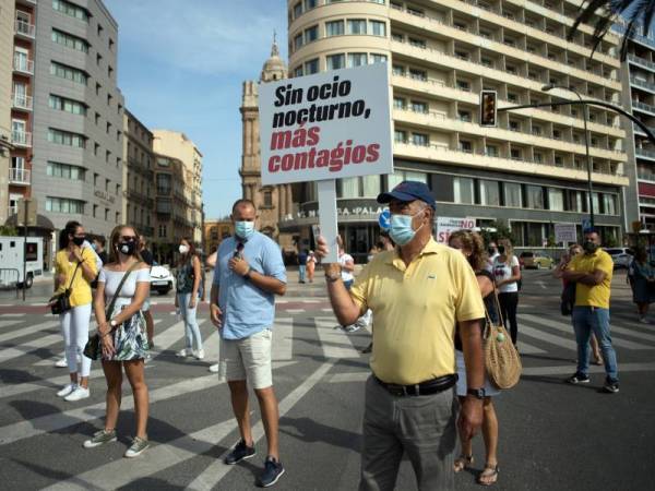 Kumpulan protes mengadakan bantahan terhadap sekatan dikenakan ke atas bar dan kelab malam di Malaga, Sepanyol. - Foto AFP