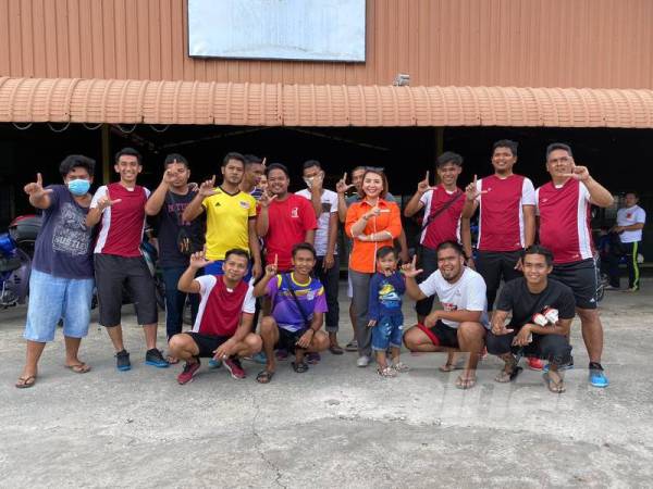 Faezahwaty (berdiri, empat dari kanan) bersama antara peserta yang menyertai Pertandingan Futsal dan E-Sukan di perkarangan My Futsal Kampung Ulu Putatan kelmarin.