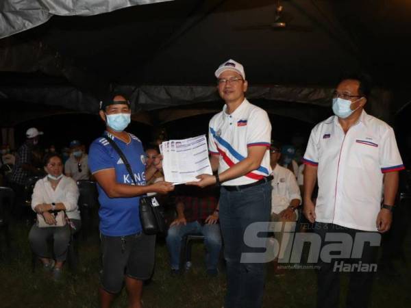 Madius (dua dari kanan) menerima borang kemasukan keahlian ke UPKO pada Program Perjumpaan Perdana bersama calon UPKO DUN Kiulu, di Pulou Kelapa, Kampung Malangang Lama, Tuaran semalam.