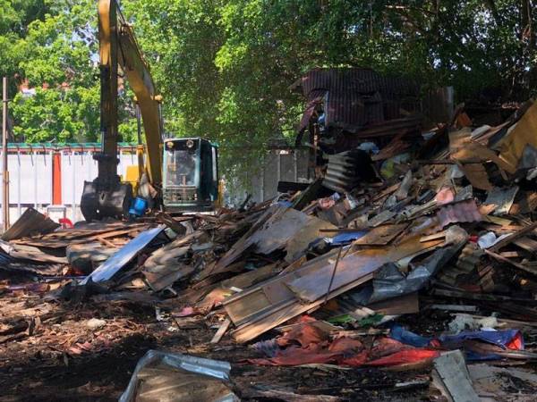 Bangunan kayu yang didiami lebih 20 penyewa di Kampung Jaya sejak 30 tahun lalu akhirnya dirobohkan MBMB di sini, hari ini.