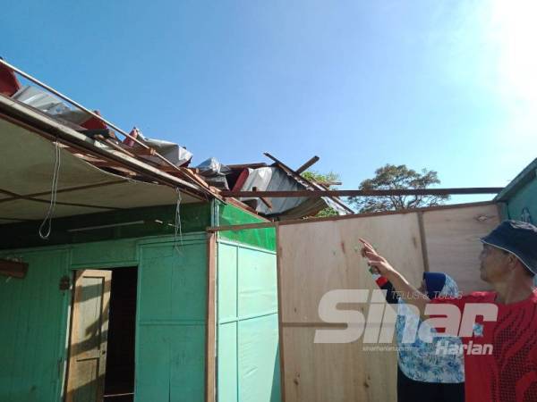 Yusuf ketika ditemui pemberita di Kampung Limau Manis, Sepang hari ini menunjukkan sebahagian bumbung rumahnya yang hilang diterbangkan angin kuat dalam kejadian ribut kelmarin.