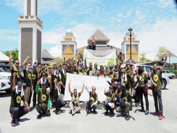 Ramli bersama sukarelawan pada Majlis Pelepasan Sukarelawan AmanahRaya di jajaran Pos Sinderut, Sungai Koyan kelmarin.