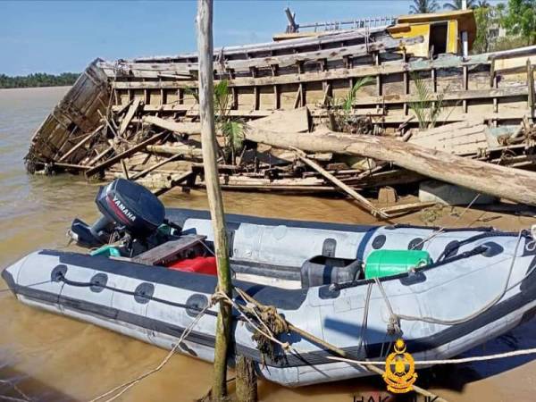 Bot dinaiki mangsa dibawa ke jeti Kampung Marhum selepas ditemui dalam keadaan enjin masih hidup tanpa pemandu di lokasi kira-kira 1.5 kilometer dari jeti berkenaan semalam.- Foto: Ihsan Bomba