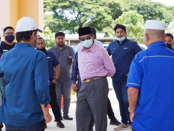 Musa (tengah) ketika hadir di masjid Sg Manila selepas ceramah dan kempen untuk calon Barisan Nasional DUN Sg Manila. - Foto Facebook Musa Aman