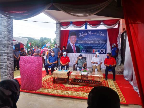 Jahid (dua dari kiri) menghadiri Majlis Ramah Mesra Bersama Perdana Menteri, Tan Sri Muhyiddin Yassin di Pusat Daerah Mengundi (PDM) Sawah, Kampung Sungai Damit, Tuaran hari ini.
