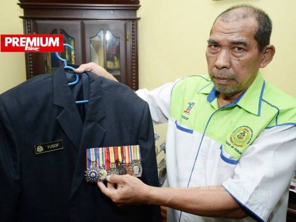 Yusof menunjukkan pingat yang diterimanya. -Foto Sinar Harian ROSLI TALIB