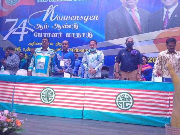 Vigneswaran (tengah), Saravanan (dua dari kanan) dan Vidyananthan (dua dari kiri) hadir pada Konvensyen MIC Johor di Kulai, Johor hari ini.