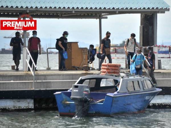 Keadaan di Terminal Feri Antarabangsa Labuan semalam agak sibuk berikutan orang ramai menaiki bot ke Menumbok untuk balik mengundi di kawasan mereka di tanah besar Sabah. -Foto Bernama