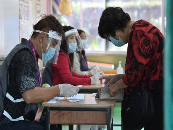 Penduduk menjalankan tanggungjawab dengan mengundi bagi Pilihan Raya Negeri (PRN) Sabah di Sekolah Kebangsaa Sacred Heart hari ini. Foto Bernama