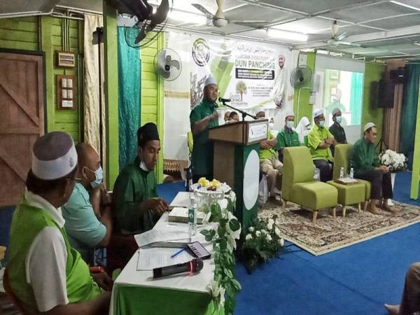 Mohd Tarmizi berucap pada majlis Pelancaran Jentera Pilihan Raya DUN Panching di Dewan Seminar Tuan Guru Abdul Hadi, Balai Islam Permatang Badak, malam tadi.