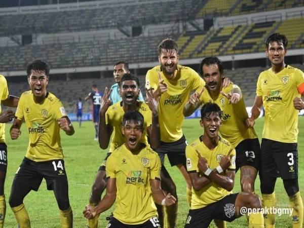 Skuad The Bos Gaurus meraikan kejayaan mereka selepas berjaya mengalahkan Felda United FC pada aksi Liga Super di Stadium Perak di sini malam tadi. Foto: Perak TBG