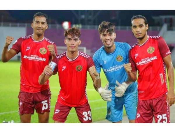 Mohammad Fikri (dua dari kanan) bertindak cemerlang menyelamatkan serangan bertali arus Sarawak United sekaligus menghadiahkan tiga mata buat TRW Kelantan FC.Foto: Ihsan Hazmin Husin