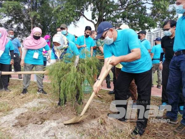 Izham (kanan) menyempurnakan Program Sambutan Hari Sungai Sedunia 2020 peringkat Selangor dengan menanam pokok di Subang Jaya Roverfront hari ini.