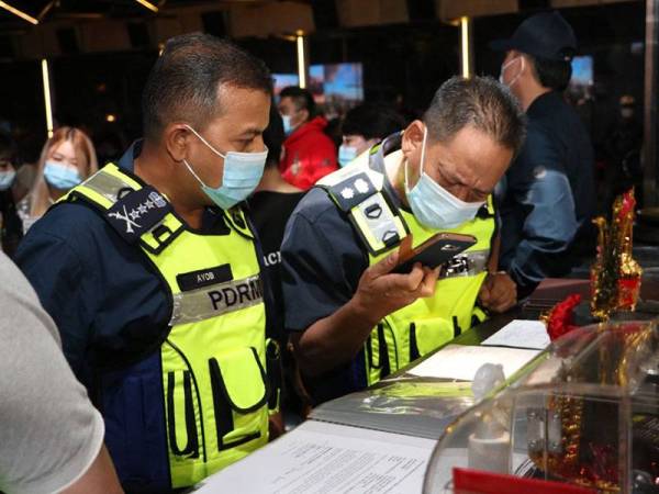 Ayob Khan melakukan pemeriksaan dokumen semasa melakukan pemeriksaan di sebuah pusat hiburan di Bandaraya Johor Bahru, malam tadi.