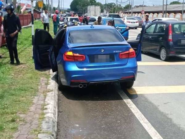 Kejadian tembakan di hadapan sebuah sekolah di Telok Datok, Banting semalam. - Foto viral Facebook.