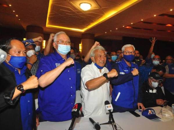 Bung Moktar dan pemimpin Barisan Nasional (BN) menunjukkan tanda kemenangan selepas sidang media, sebentar tadi.