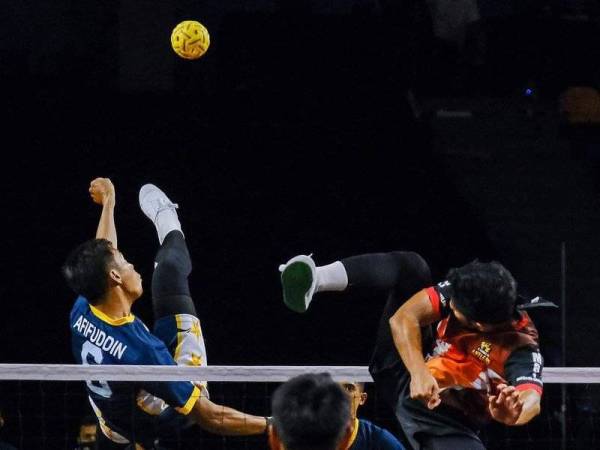 Pertemuan antara ATM Guardians dan Negeri Sembilan Antlers di Stadium Titiwangsa semalam. -Foto SepakTakraw League