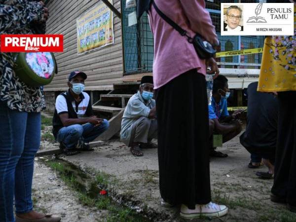 Orang ramai menunggu giliran untuk mengundi pada Pilihan Raya Negeri Sabah di Sekolah Kebangsaan Pulau Gaya dekat perairan Kota Kinabalu semalam. -Foto Bernama