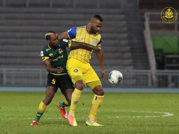 Antara aksi menarik pertemuan Kedah menentang Pahang di Stadium Darul Makmur, malam tadi. Foto Pahang FA