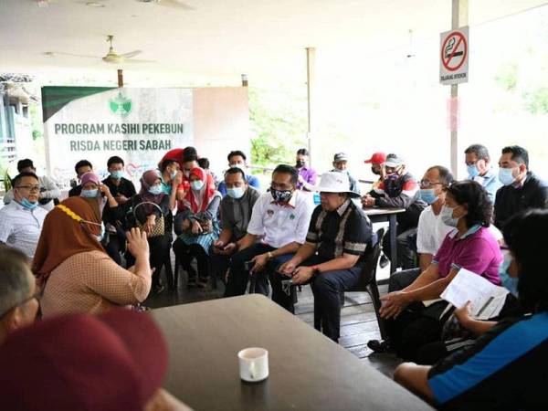 Abd Latiff (kanan) dan Mohd Salim (dua dari kanan) mendengar pandangan serta luahan daripada pekebun kecil di Ranau, Sabah pada Program Kopi-Kopi dan Kasihi Pekebun Kecil di Kampung Lohan pada Rabu lalu.