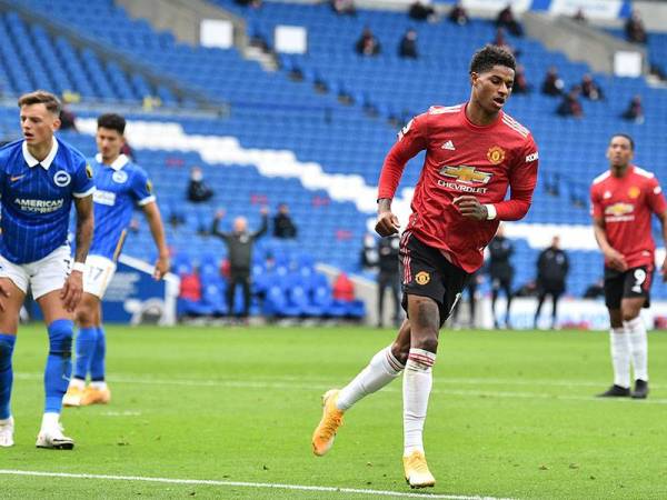 Rashford (tengah) ketika meraikan jaringan kedua Manchester United ketika aksi menentang Brighton di Stadium Amex, malam tadi.