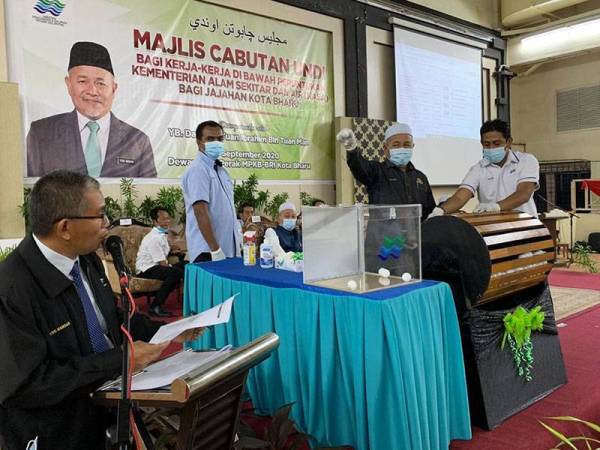 Tuan Ibrahim (dua,kanan) mencabut undian di Majlis Cabutan Undi Bagi Kerja-kerja di Bawah Peruntukan KASA Bagi Jajahan Kota Bharu di sini hari ini.