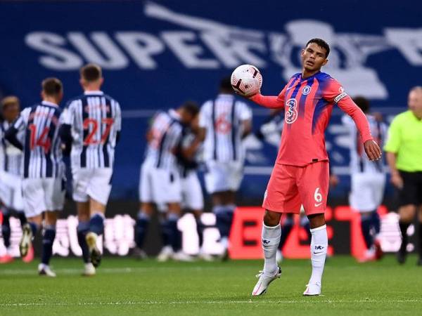 Reaksi pemain pertahanan Chelsea, Thiago Silva selepas melakukan kesilapan yang mengundang kepada gol kedua West Brom pada aksi di Stadium The Hawthorns.