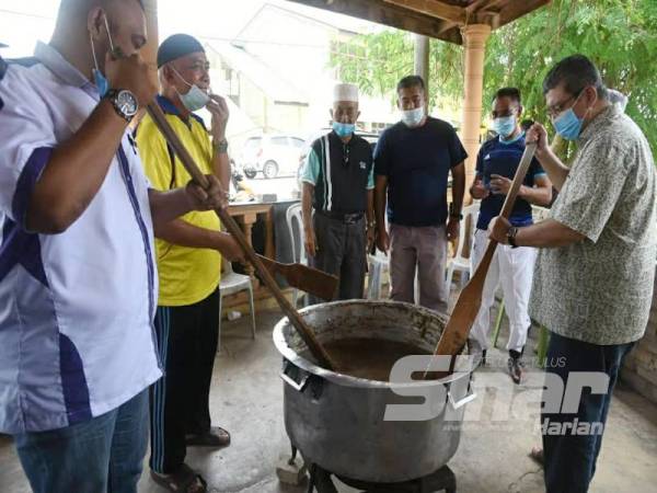 Saifuddin (kanan) bertemu penduduk di Kampung Beserah pada program mengacau Bubur Asyura di Masjid Jamek Beserah, hari ini.