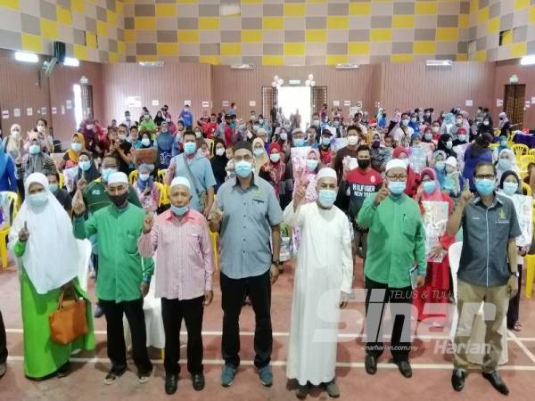 Syed Abu Hussin (tiga dari kanan) bersama 73 penerima bantuan Tabung Anak-anak Bukit Gantang bagi DUN Trong di sini hari ini.