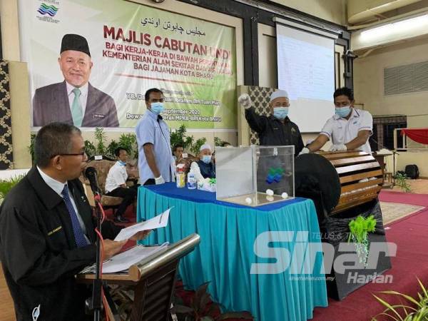 Tuan Ibrahim (dua,kanan) mencabut undian di Majlis Cabutan Undi Bagi Kerja-kerja di Bawah Peruntukan KASA Bagi Jajahan Kota Bharu di sini hari ini.