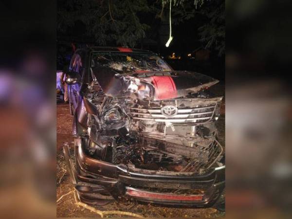 Bahagian depan pacuan empat roda milik mangsa remuk selepas merempuh sebatang pokok di Jalan Nyior Sebatang, pagi tadi.