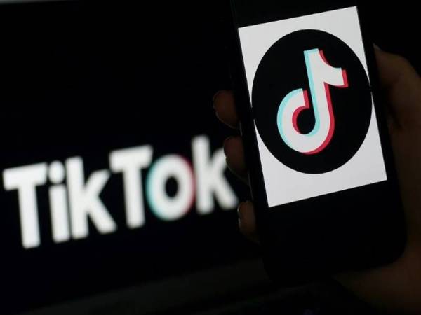 Aplikasi TikTok dari China mempunyai kira-kira 100 juta pengguna di Amerika Syarikat. - Foto AFP