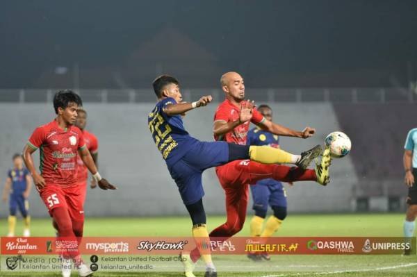 Antara aksi menarik pertemuan Kelantan United menentang TFC II di Kota Bharu. - Foto FB Kelantan United