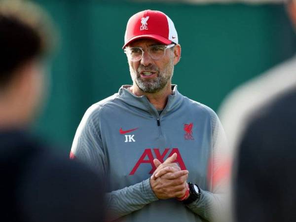 Klopp berkata sesuatu kepada pemain Liverpool pada sesi latihan pasukan -Foto: Liverpool FC