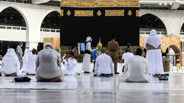 Para jemaah umrah perlu mengisi butiran peribadi untuk prosedur masuk ke Masjidil Haram di Makkah melalui aplikasi 'I'tamarna' bagi memastikan kesihatan dan keselamatan mereka. - Foto: AFP
