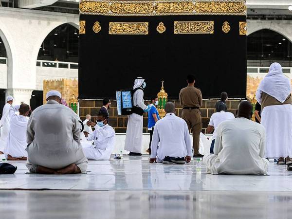 Jemaah umrah perlu mengisi butiran peribadi untuk prosedur masuk ke Masjidil Haram di Makkah melalui aplikasi 'I'tamarna' bagi memastikan kesihatan dan keselamatan mereka. - Foto AFP