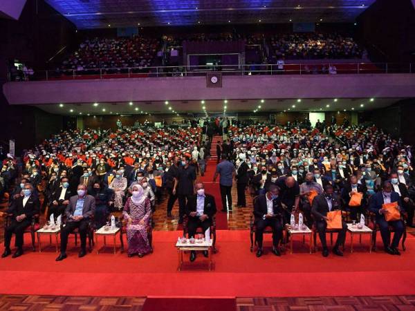 Muhyiddin (duduk, tengah) hadir pada Majlis Pelancaran Pelan Jana Semula Ekonomi Negara (PENJANA) Kementerian Pengajian Tinggi- Career Advancement Programme (KPT-CAP) di Dewan Canselor Tun Abdul Razak UKM hari ini. -Foto Bernama