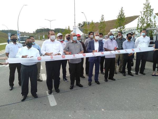 Izham (tiga dari kiri) ketika majlis gimik pembukaan Persiaran Shorea bersama tetamu kehormat yang hadir.