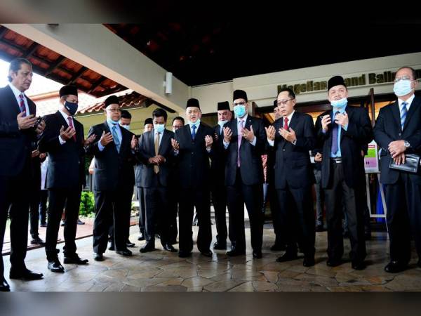 Sebahagian daripada Ahli Dewan Undangan Perikatan Nasional (PN) dan Barisan Nasional (BN) berdoa sebelum bergerak bersama-sama ke Istiadat Angkat Sumpah Jawatan Ketua Menteri Sabah Ke-16 di Istana Negeri, hari ini. - Foto Bernama