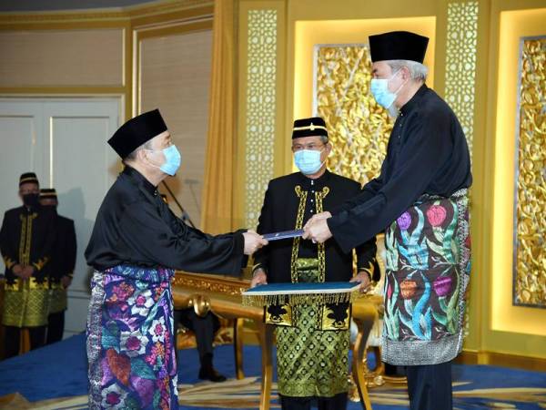 Juhar menyampaikan watikah pelantikan kepada Hajiji sebagai Ketua Menteri Sabah Ke-16 pada Istiadat Angkat Sumpah Jawatan Ketua Menteri Sabah di Istana Negeri hari ini. - Foto Bernama