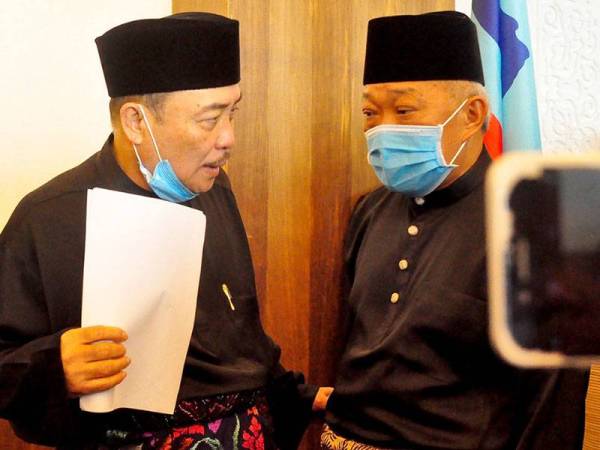 Ketua Menteri Datuk Seri Hajiji Mohd Noor berbincang sesuatu dengan Timbalan Ketua Menteri 1 Datuk Seri Bung Moktar Radin.