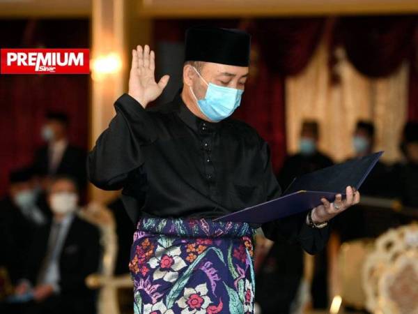 Hajiji mengangkat sumpah sebagai Ketua Menteri Sabah Ke-16 di hadapan Yang di-Pertua Negeri Sabah Tun Juhar Mahiruddin pada Istiadat Angkat Sumpah Jawatan Ketua Menteri Sabah di Istana Negeri. - Foto Bernama