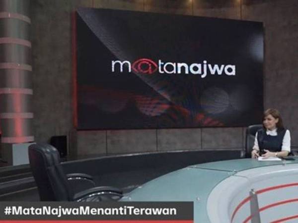 Najwa bertanyakan beberapa soalan pada kerusi tersebut selepas Menteri Kesihatan gagal hadirkan diri dalam rancangan 'talkshow' terbabit. - Foto: Agensi