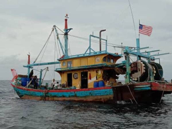 Antara bot tempatan yang ditahan selepas didapati menggunakan khidmat nelayan asing tanpa kebenaran di perairan Pulau Lalang, Bagan Datuk semalam.