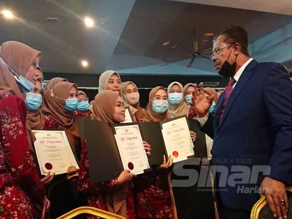 Abdul Rahman (kanan) memberikan kata-kata motivasi kepada sebahagian peserta selepas tamat Majlis Penyampaian SPAK 2020 di Kem Permata Resort di Alor Gajah semalam.